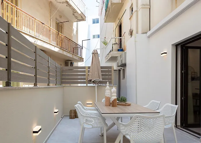 Apartament Aria's Apt, Chic & Modern, Close To The Beach!